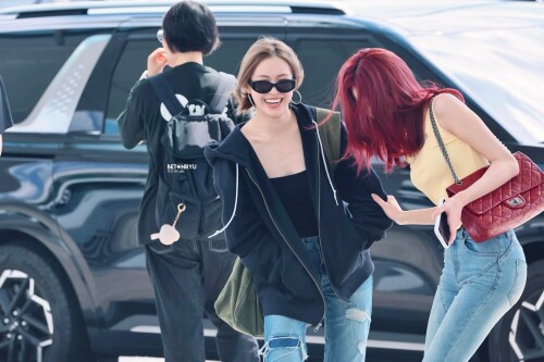 250822 YUNA and RYUJIN at Incheon Airport documents 70d9d5582c41b754a