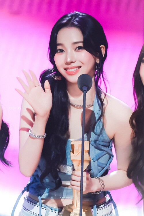 250822 aespa KARINA at 2025 Tencent Music Entertainment Awards documents 12ff30bfb7afb7df2c