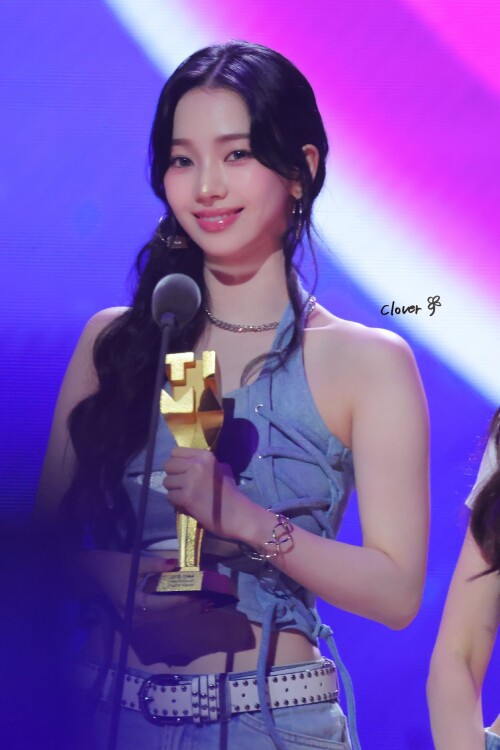 250822 aespa KARINA at 2025 Tencent Music Entertainment Awards documents 1ae1b0c5fc01a403d