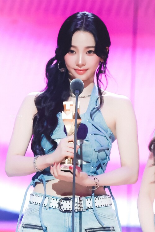 250822 aespa KARINA at 2025 Tencent Music Entertainment Awards documents 2101e40be03247850d