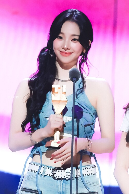 250822 aespa KARINA at 2025 Tencent Music Entertainment Awards documents 3b7572e2366a44509