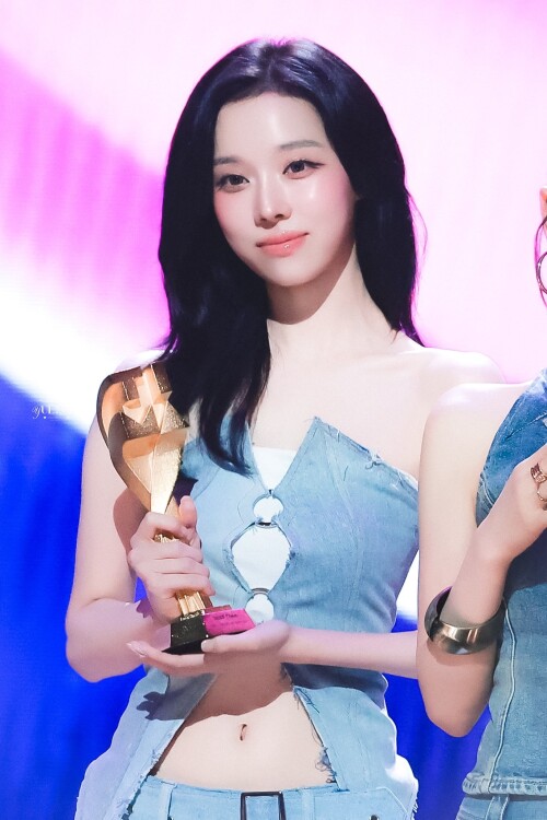 250822 aespa WINTER at 2025 Tencent Music Entertainment Awards documents 1407881699156d5f45