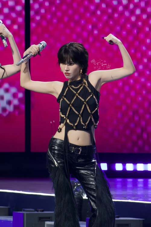 250823 Soyeon at Tencent Music Entertainment Awards documents 1158b53aa249ff817