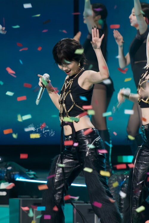 250823 Soyeon at Tencent Music Entertainment Awards documents 3d5af6ccc809235c4