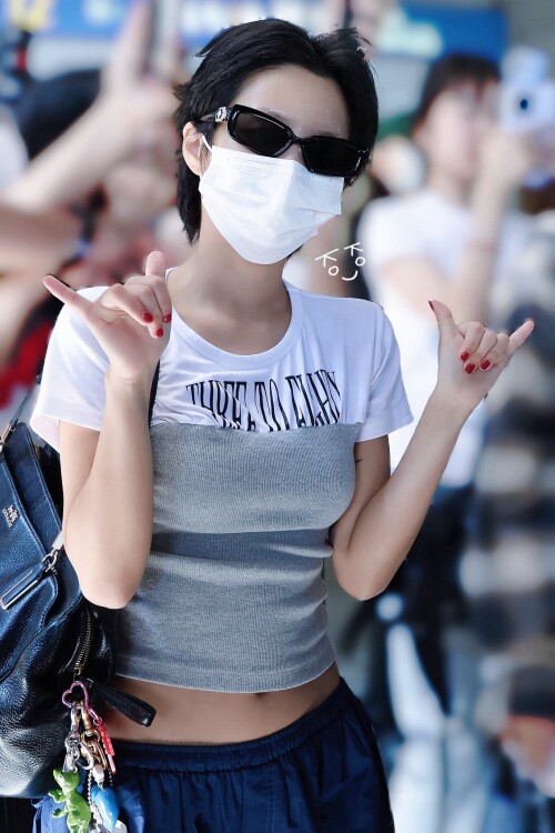 250824 Soyeon at ICN Airport documents 1dae1fea3a9852c01