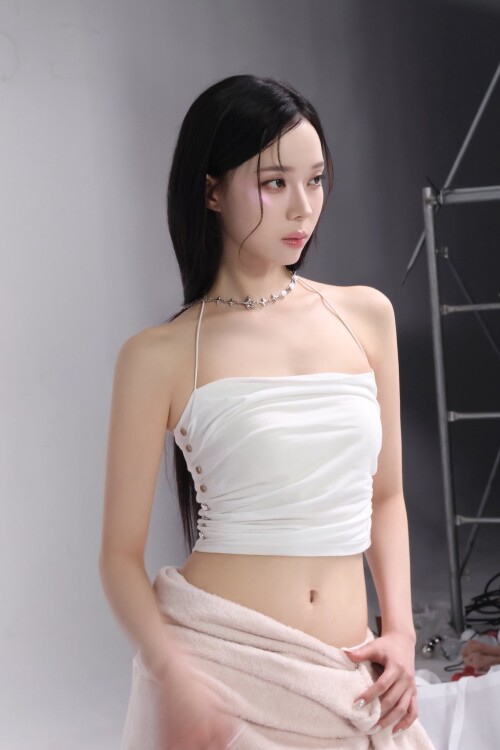 250827 Espoir Twitter Update with WINTER Strobing Highlighter Behind The Scenes documents 1347878428