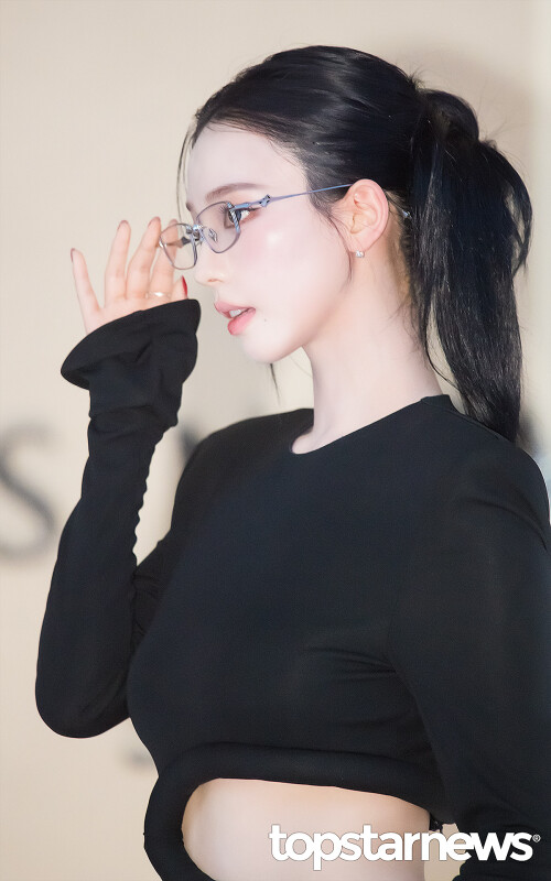 250903 aespa KARINA at HAUS NOWHERE X Gentle Monster Opening Event Photocall in SEOUL documents 1568
