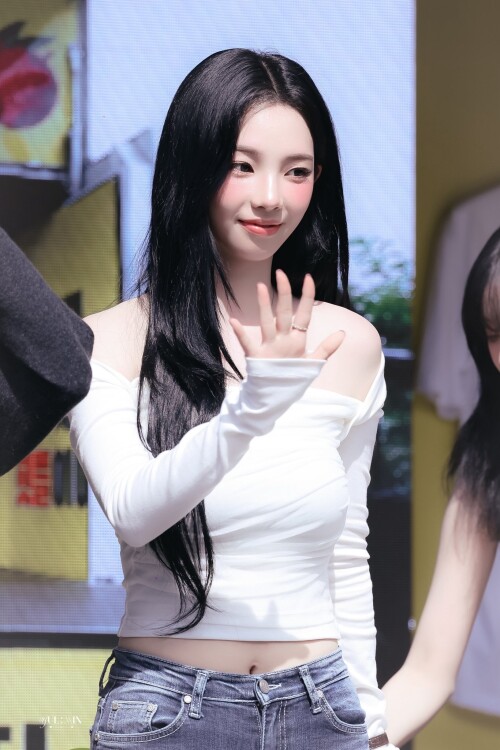 250903 aespa KARINA at Rich Man Truck Event in SEOUL documents 7470d9b5509007a3f