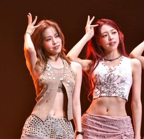 250906 ITZY Ryujin Yuna at Girl s Power Festival in Taipei documents 1893ad7c2fda02754