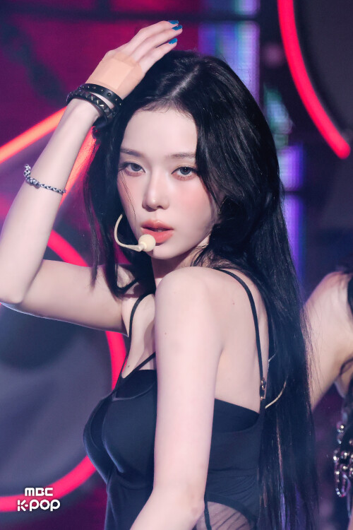 250906 aespa WINTER Rich Man at Show Music Core documents 236b5a2613c7dfc16