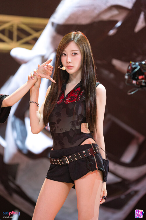 250907 GISELLE Rich Man at Inkigayo documents 13697128e3253f0b7