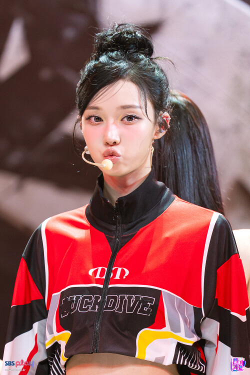 250907 WINTER Rich Man at Inkigayo documents 1dc29e57407c68775