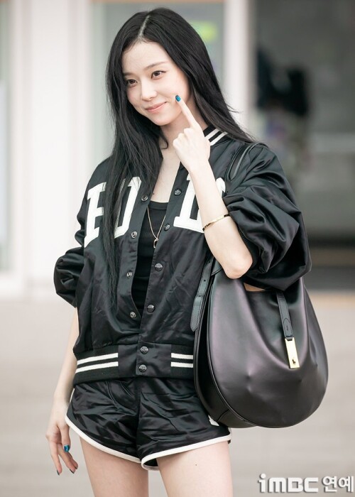 250909 aespa Winter at ICN Airport documents 2965bf2f8e13c1e539