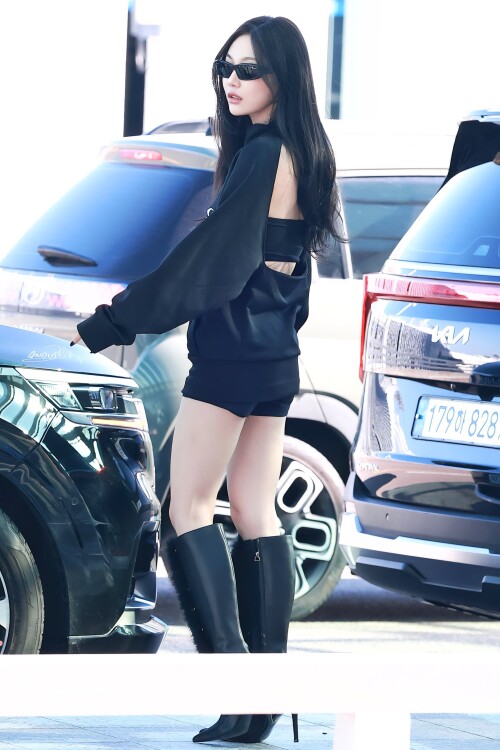 250910 Ningning at ICN Airport documents 1347f0dd3a03669d8