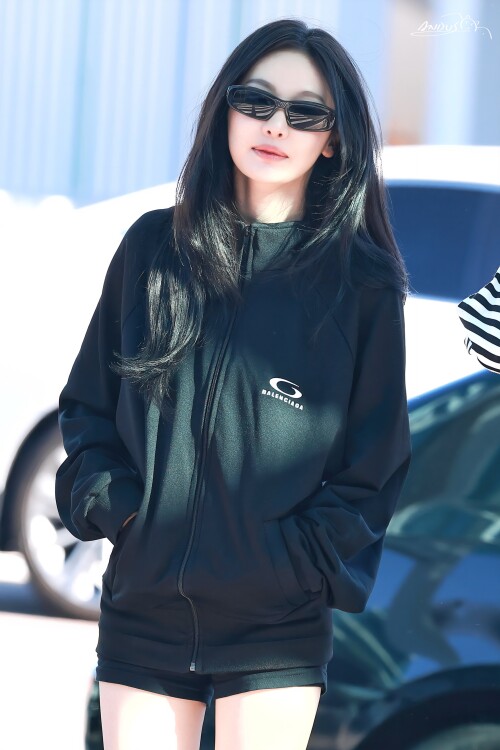 250910 Ningning at ICN Airport documents 21e38cf40be849635