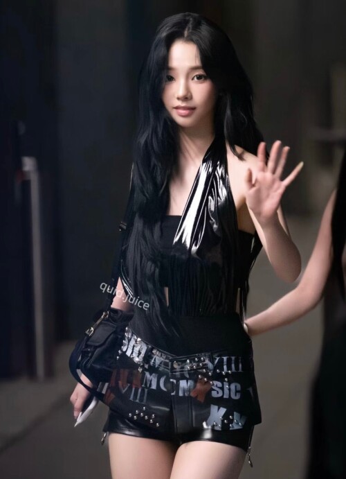 250912 aespa KARINA at Good Morning America documents 1c0549b62aaecb67f