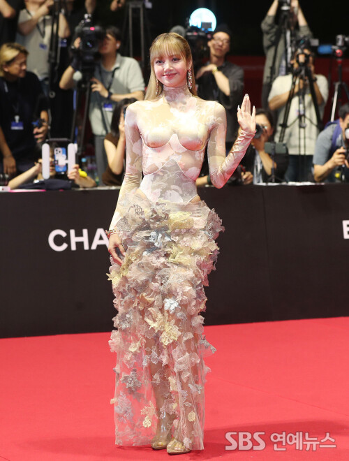 250917 LISA at 30th Busan International Film Festival documents 19.4f289f6b86a0fa9d