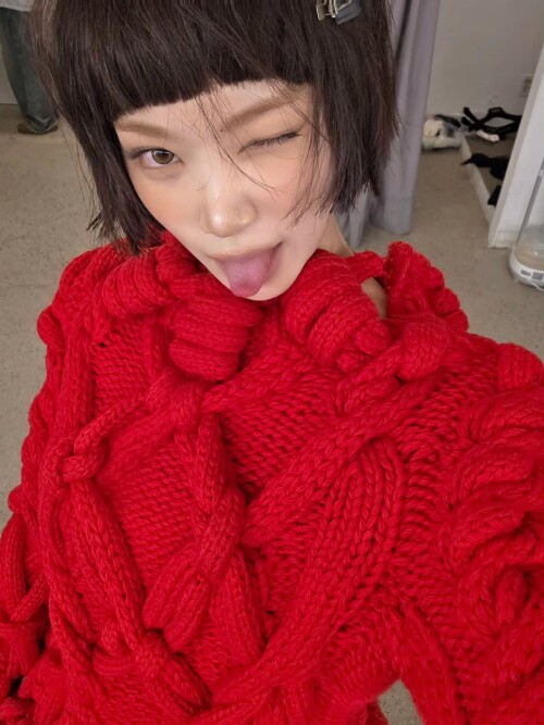 250919 CHAEWON Instagram Update documents 58a0936a6ad0178c8