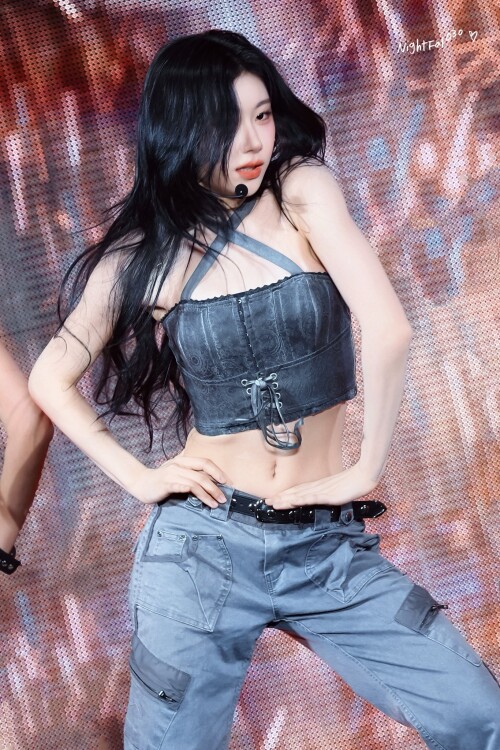 250920 Chaeryeong at ITZY 4th Fanmeeting On Air documents 97a7dc84d86e33987