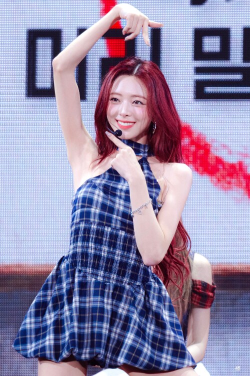 250920 YUNA AT MINI FANMEETING documents 4d8a589fe7b1904c0