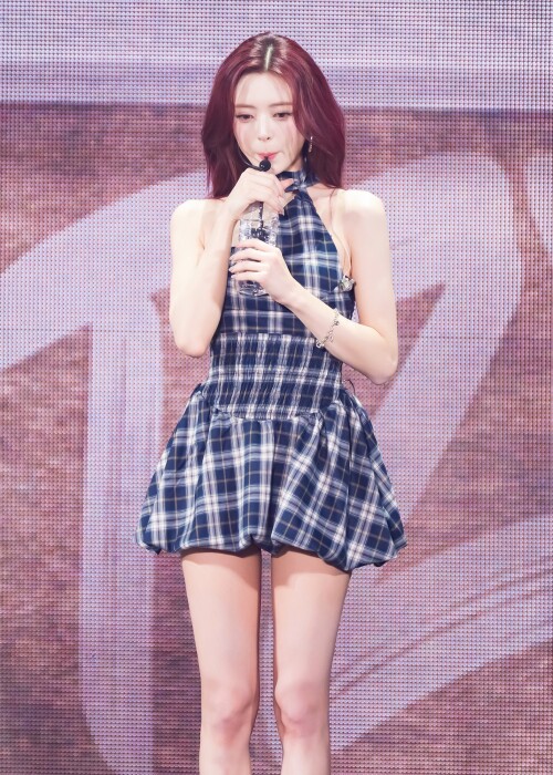 250920 YUNA AT MINI FANMEETING documents 94c425198e1589d59