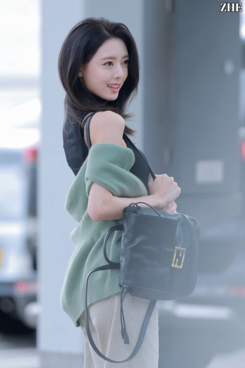 250923 Yuna at ICN Airport documents 172892b35c10904e7