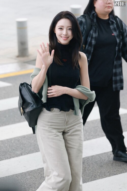 250923 Yuna at ICN Airport documents 17ac633d0b83c5173a