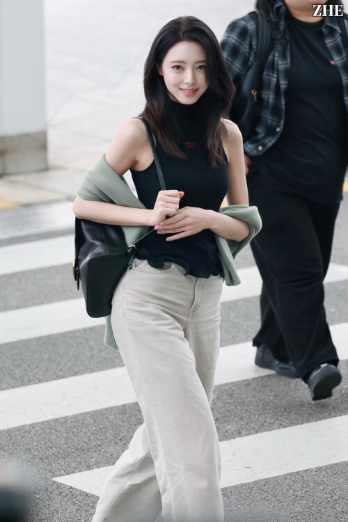 250923 Yuna at ICN Airport documents 180cc19718d6e97af9