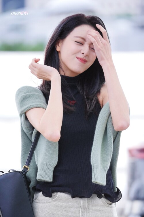 250923 Yuna at ICN Airport documents 264a54084e0eeda7a7