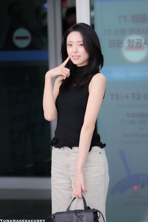 250923 Yuna at ICN Airport documents 353600057a5b252ef