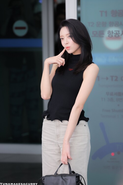 250923 Yuna at ICN Airport documents 59a8dc43917e21fef