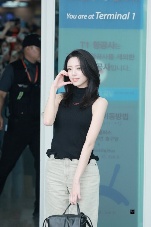 250923 Yuna at ICN Airport documents 708f18d91c5c0145f
