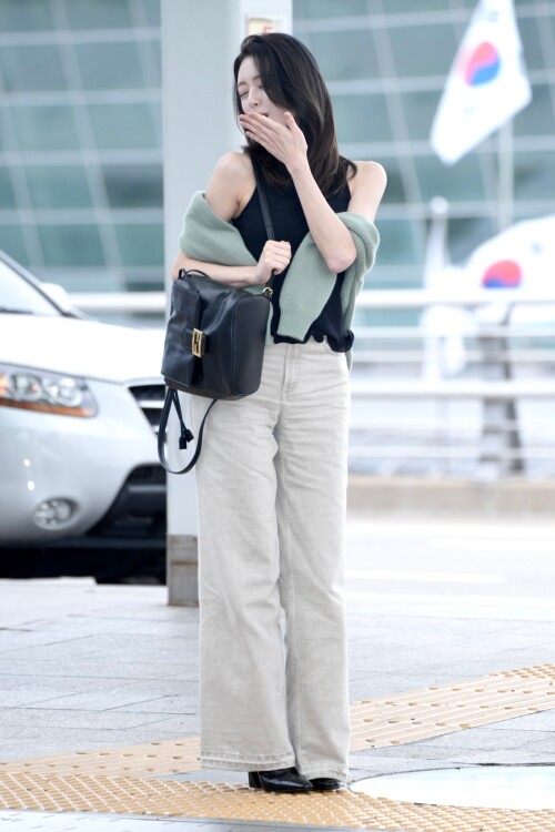 250923 Yuna at ICN Airport documents 83083403bc6787c2c