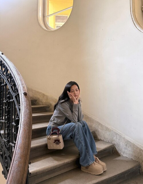 250927 JISOO Instagram Update documents 5072faa6a9e699365