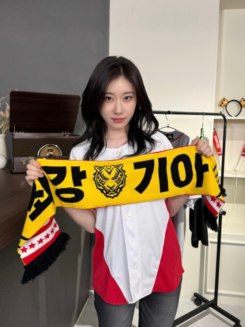 250929 ITZY Twitter Update with CHAERYEONG documents 2e163598cca9ae0a7