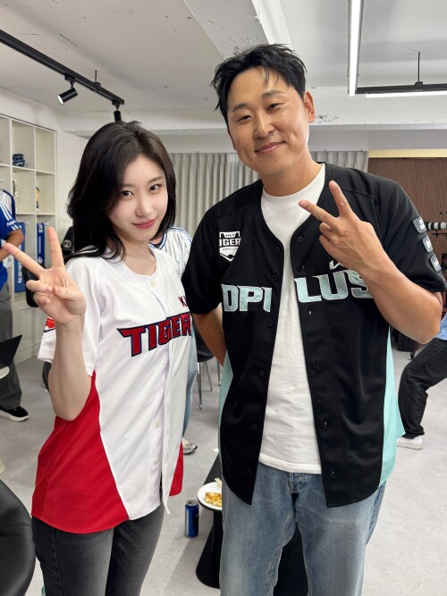 250929 ITZY Twitter Update with CHAERYEONG documents 3f43bb92fa2bce1a8