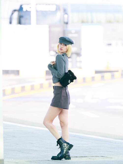 250929 Yeji at ICN Airport documents 48643cf3e20a70478