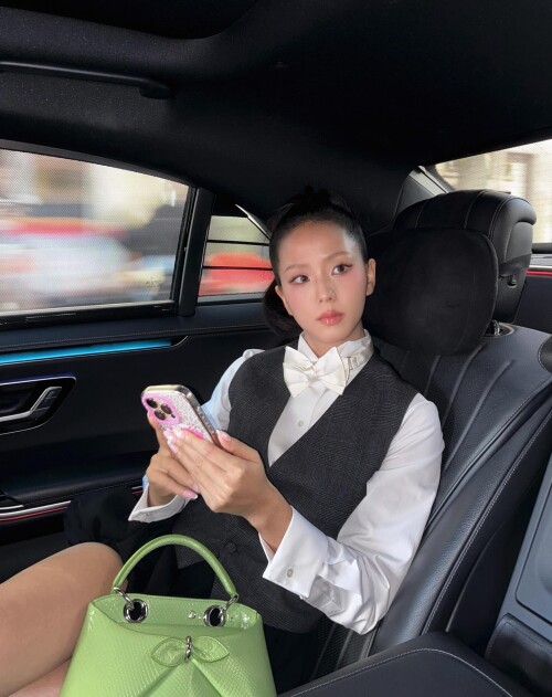 251002 JISOO Instagram Update documents 1ab4d5a8965973110