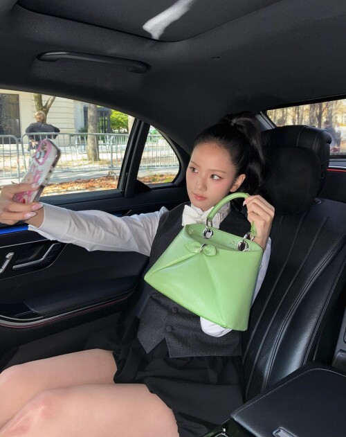 251002 JISOO Instagram Update documents 22eefeee7e2a13a4c