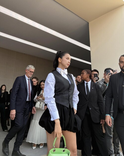 251002 JISOO Instagram Update documents 3298592425caf4854