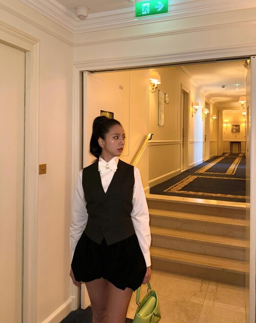 251002 JISOO Instagram Update documents 57d0ec2cb01ed815d