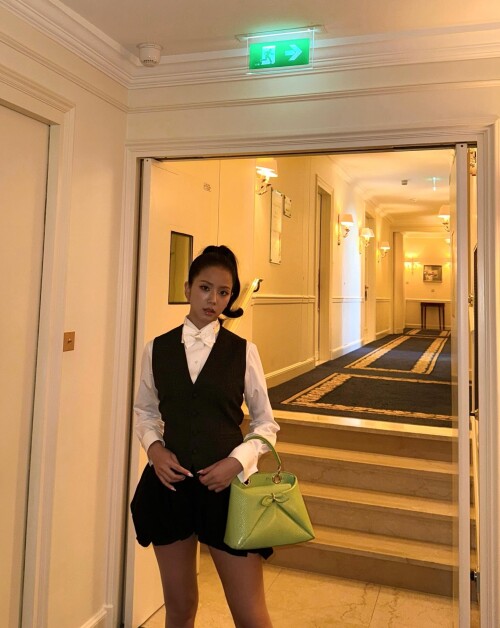 251002 JISOO Instagram Update documents 616877db73ef33fc3