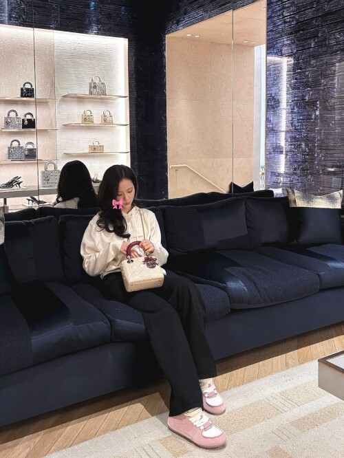 251004 JISOO Instagram Update documents 3c8701fe696510487