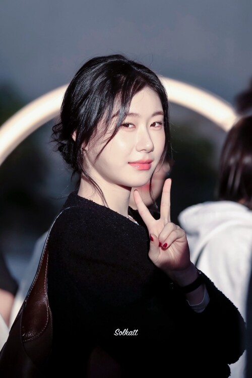 251008 Chaeryeong at GMP Airport documents 149d7faf25bcae414