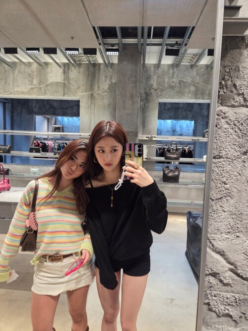 251008 HUH YUNJIN Instagram Update documents 2cd20d99f26dc6215