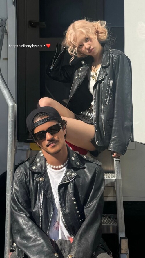 251008 ROSE Instagram Story Update with Bruno Mars documents 193aeff693695e0f5