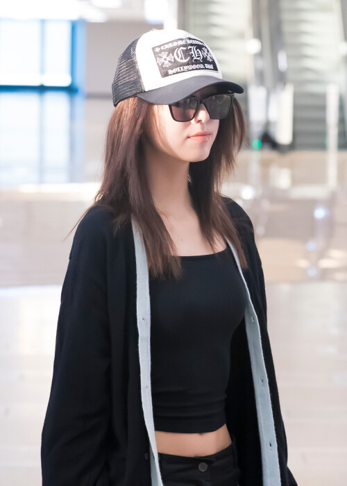 251008 itzy Yuna at Gmp Airport documents 1398231247a28b66a