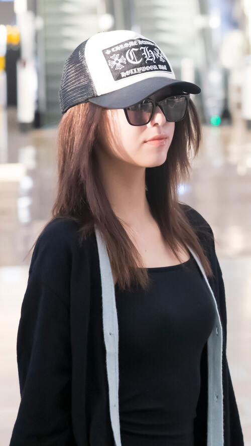 251008 itzy Yuna at Gmp Airport documents 25b41a3b86930d274