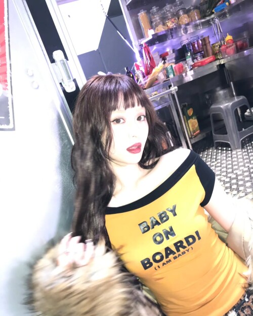 251013 HUH YUNJIN Instagram Update documents 11e60cbf222891522