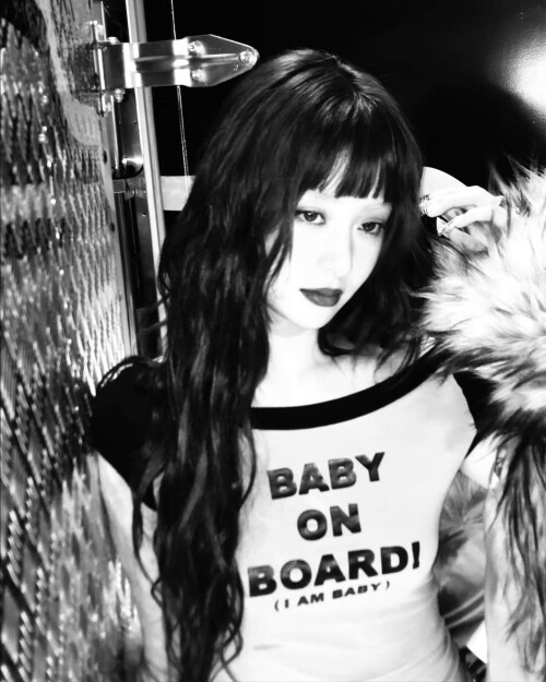 251013 HUH YUNJIN Instagram Update documents 2ce748848e1e498f2